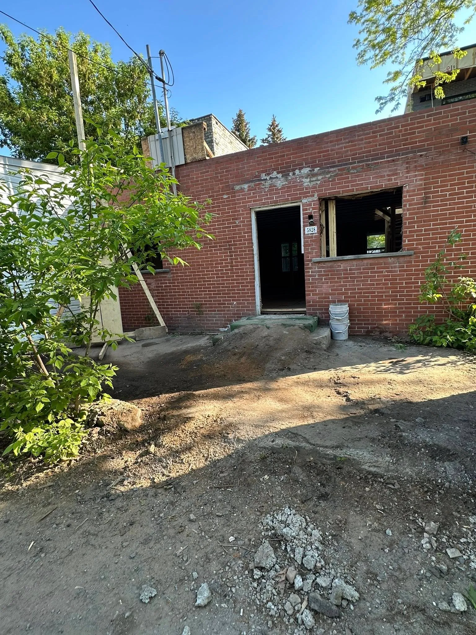 Espace propre et vidé après notre intervention pour le projet : Débarras et Nettoyage - Propriété commerciale - Remise à neuf